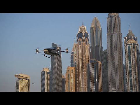 Auto volante nei cieli di Dubai