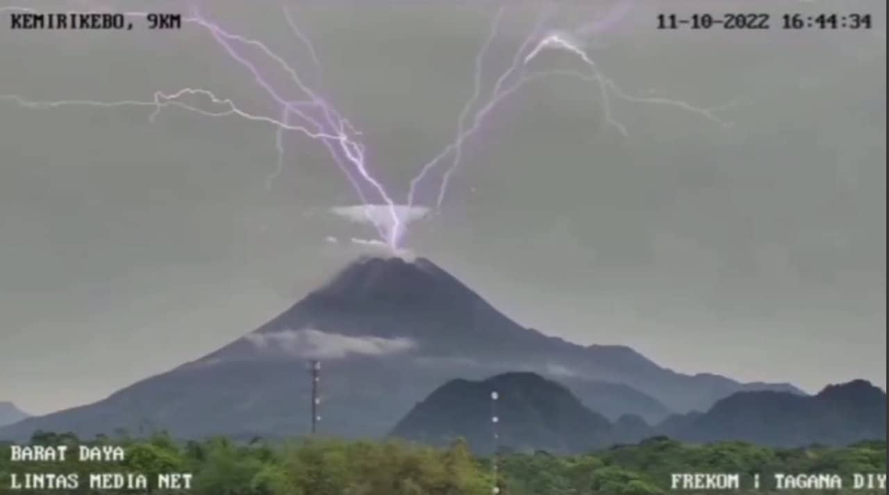 Spettacolari fulmini sul Vulcano Merapi, Indonesia. Video