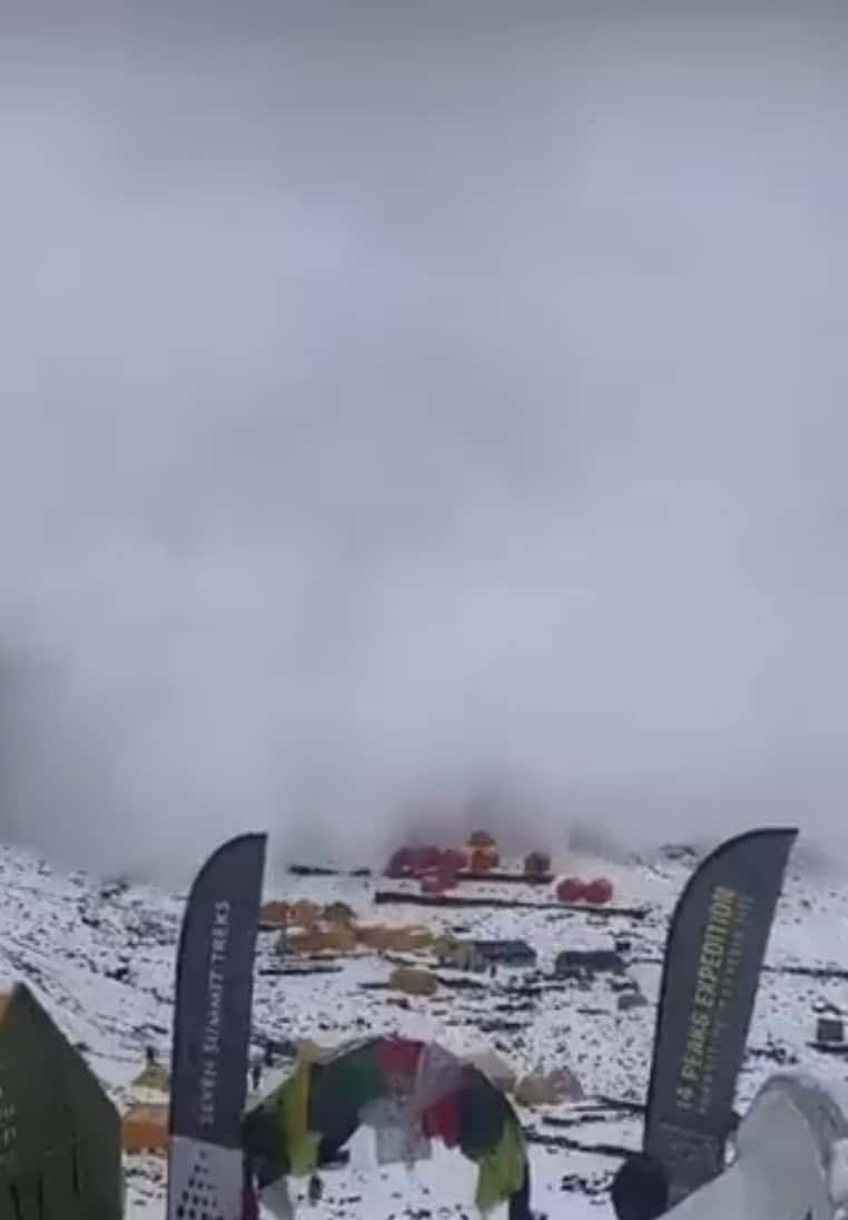 Una enorme valanga ha colpito il campo base in Nepal