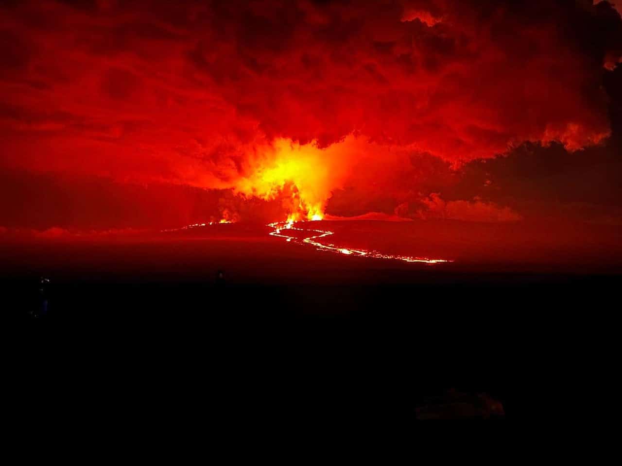 Spettacolari immagini dell'eruzione vulcano Mauna Loa, Hawaii