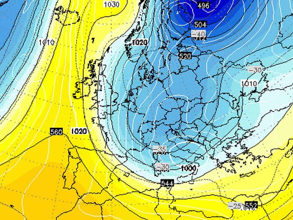 Nella mappa delle ore 12 UTC si nota l'isoterma -35°C sull'Italia e la depressione al suolo al Sud