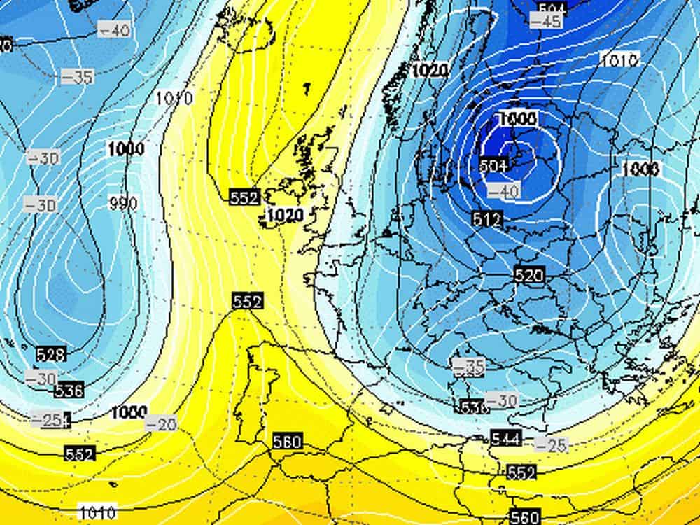 La mappa a 500 hPa (più pressione al suolo) delle ore 12 UTC del 3 gennaio evidenzia il nocciolo freddo in quota in area baltica, alimentato da aria gelida di provenienza artica