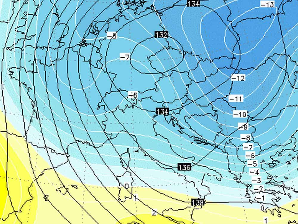 Nella mappa a 850 hPa delle ore 12 UTC si notano isoterme sotto zero su tutta Italia escluse Calabria e Sardegna meridionali e Sicilia