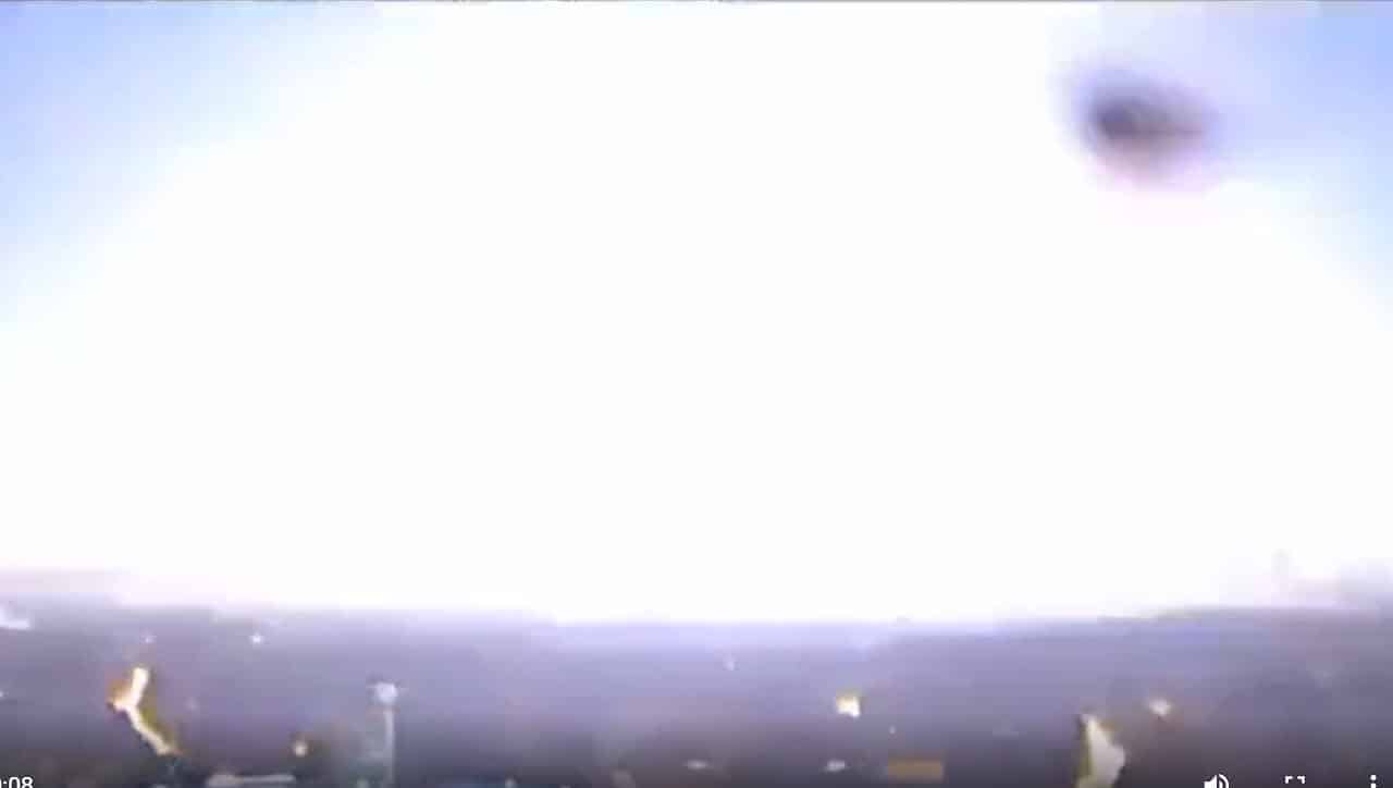 Parigi stanotte illuminata da un grosso meteorite che entra in atmosfera. Video
