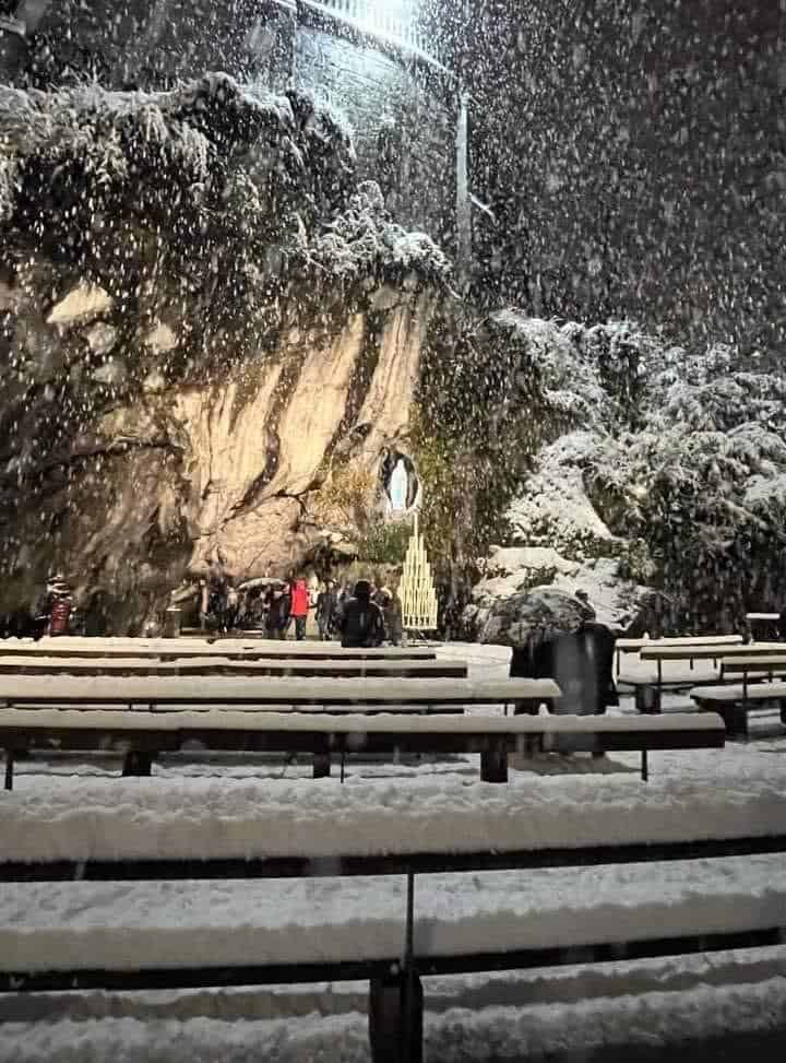 Meteo FRANCIA, il Miracolo della Neve a Lourdes