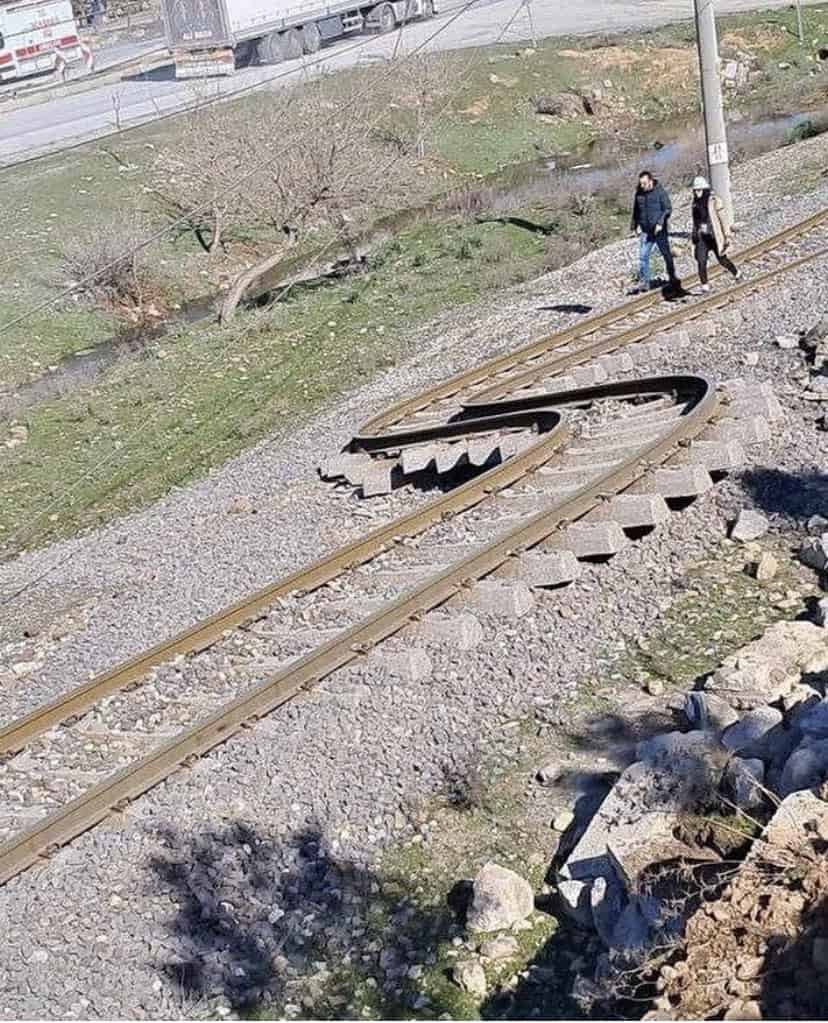 Terremoto in Turchia, incredibili immagini delle rotaie dei treni