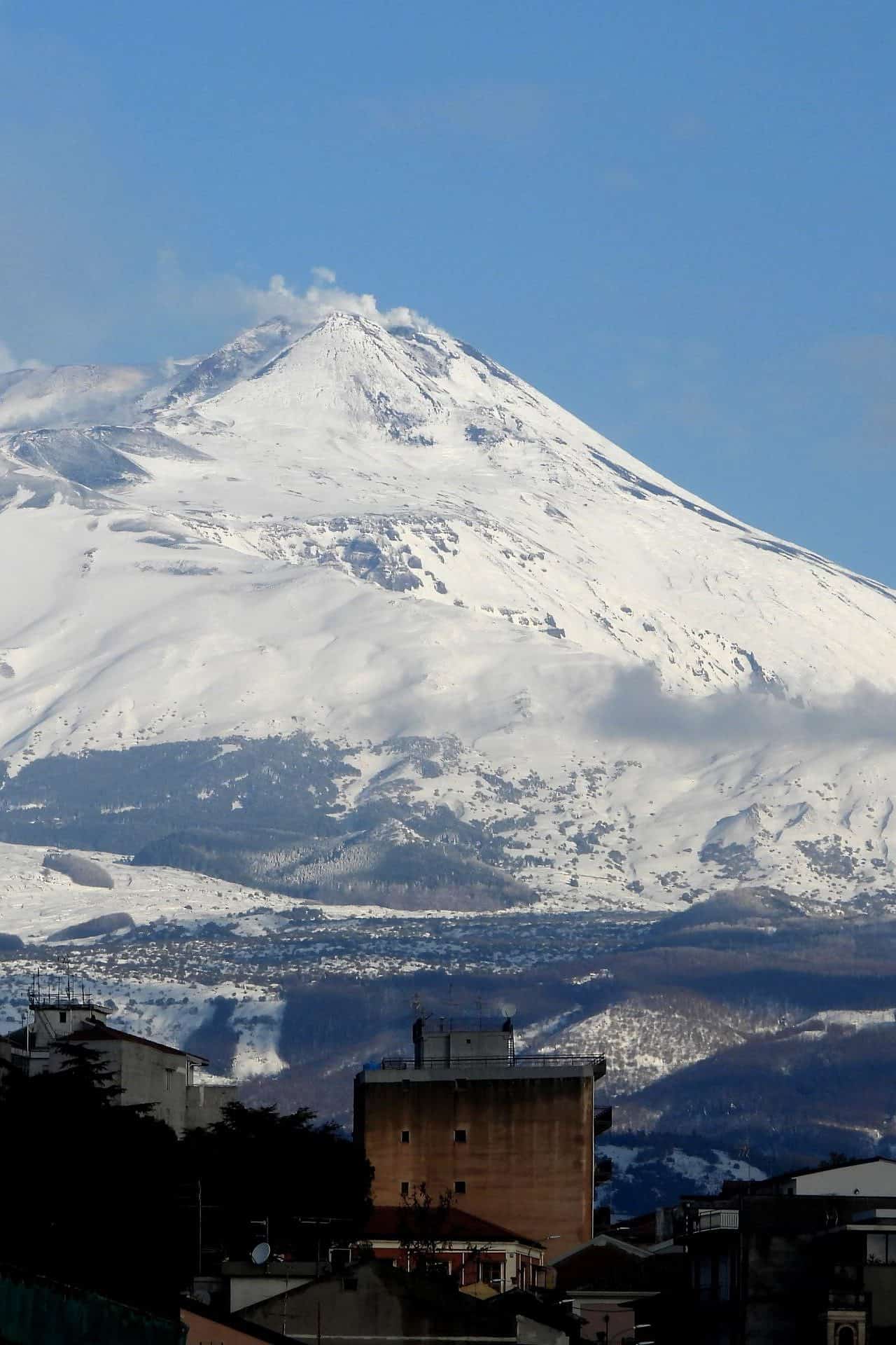 Etna, neve da record. A 2000 metri oltre 2 metri. Oltre non si sa