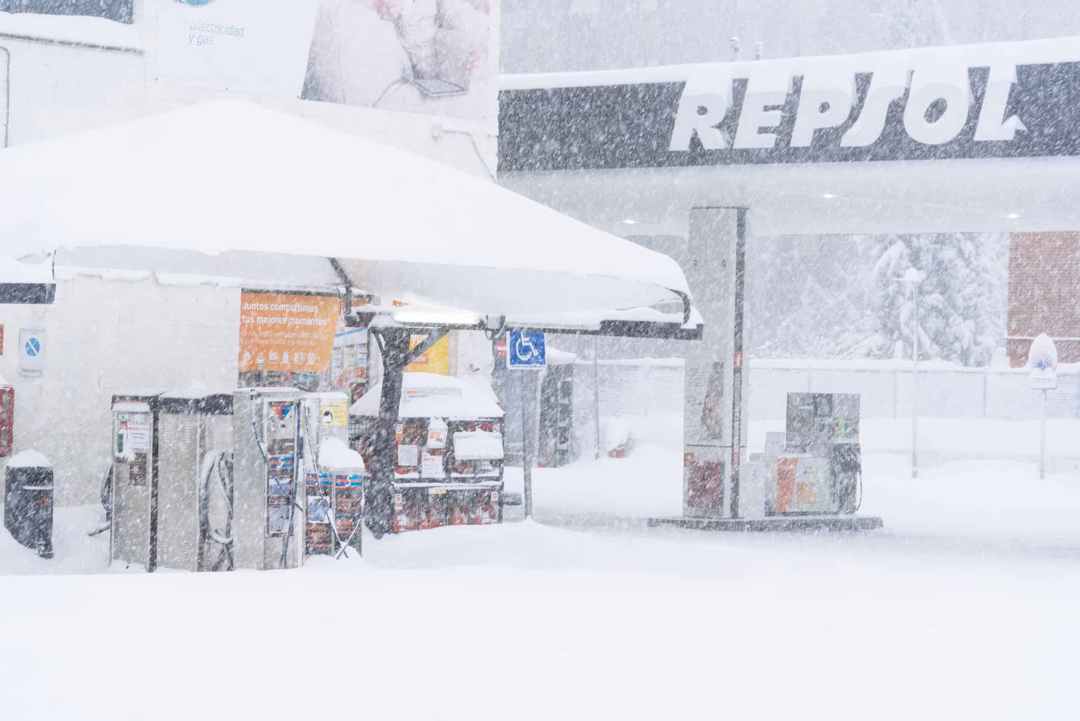 Meteo, arriva la neve in Spagna. Stati Uniti, delirio di ghiaccio