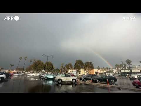 Emergenza meteo in California per la neve. Video della situazione