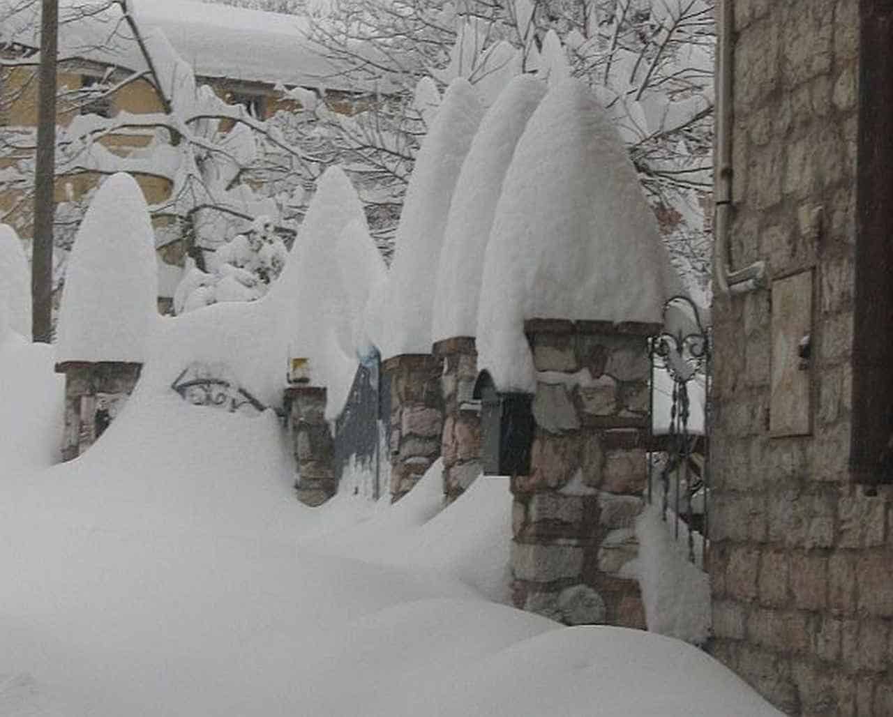La tantissima neve a Frontone, entroterra marchigiano, nel Febbraio 2012