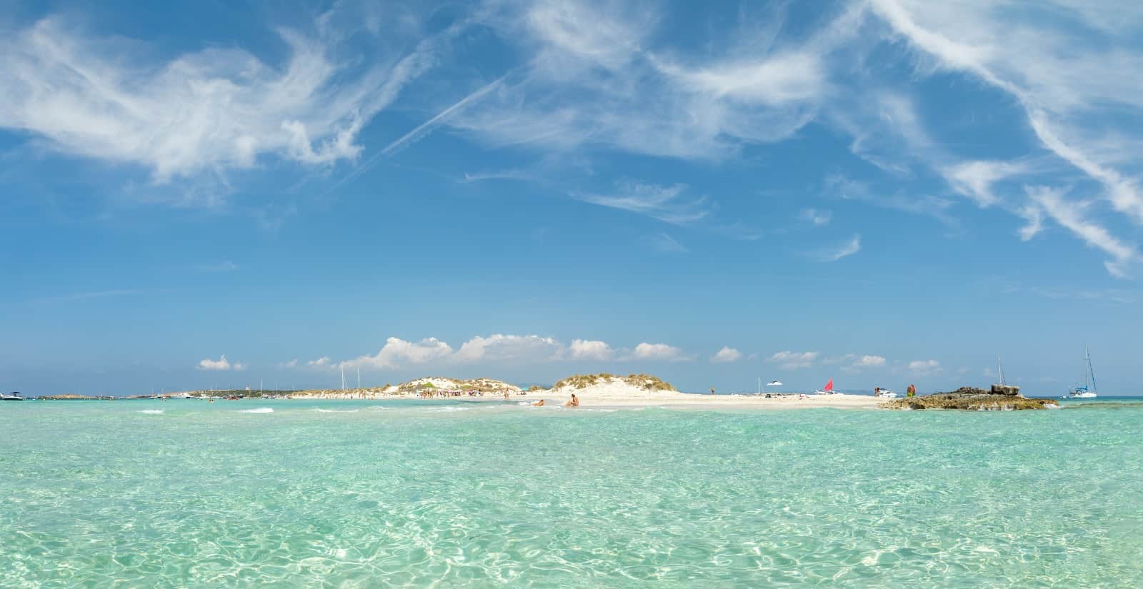 Andiamo a Espalmador! Ebbene, sapete dove si trova questo luogo? Mi sa pochi di voi lo sanno, hanno visitato questa stupenda isola che noi vi descriviamo con foto e un vademecum. Magari vi daremo un'idea per la prossima vacanza.