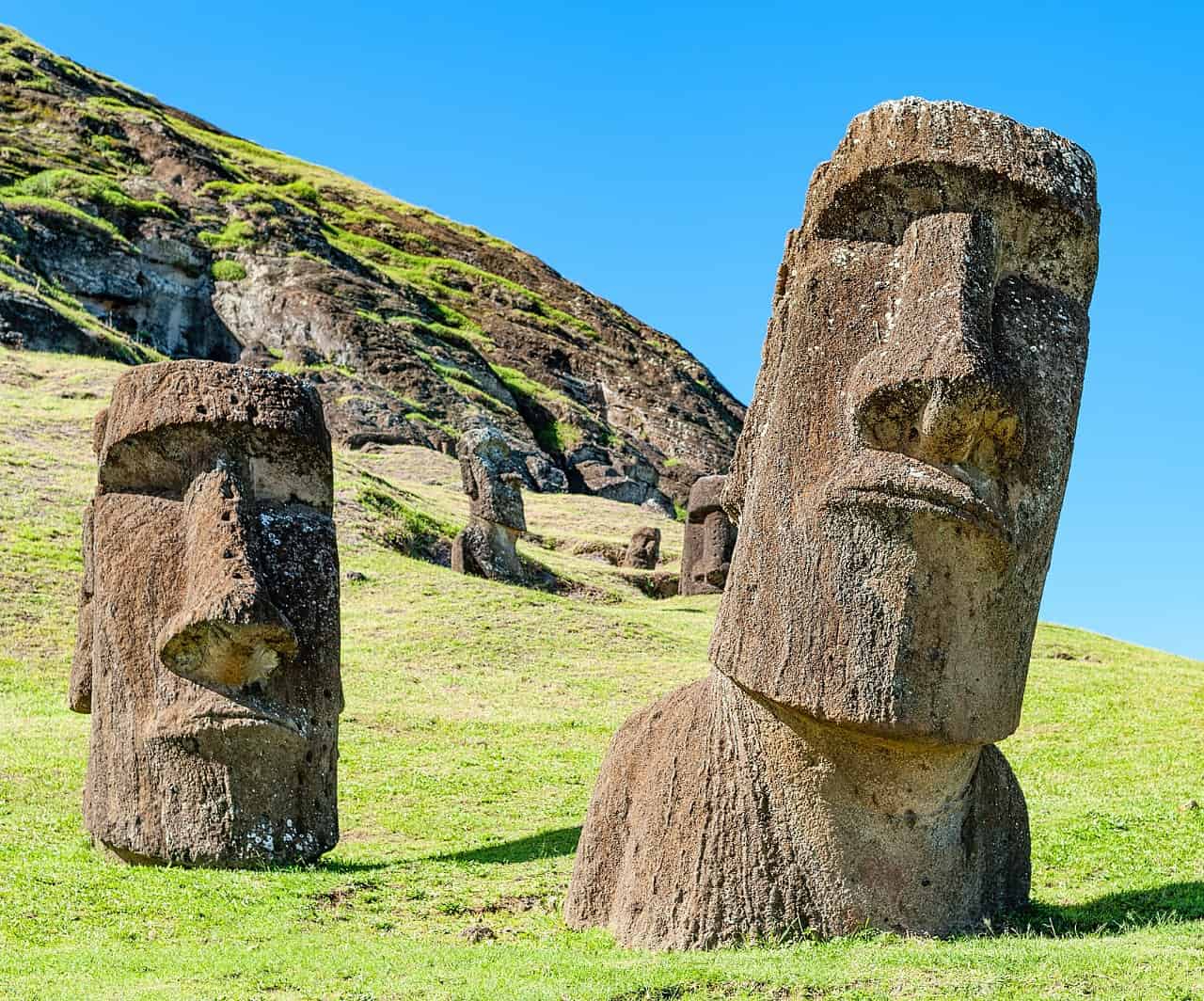 Viaggio nell'Isola di Pasqua: tra imponenti statue Moai, natura e