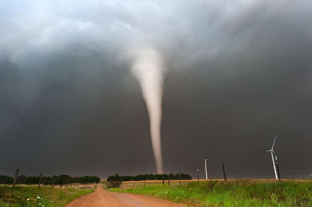 Francia, Tornado con ingenti danni. Grandinate devastanti