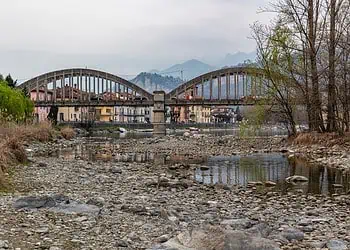 Il fiume Adda che esce dal ramo di Lecco del Lago di Como. Un grande fiume in secca.