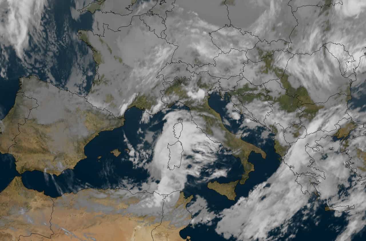 Previsioni meteo per oggi: irrompe aria fredda