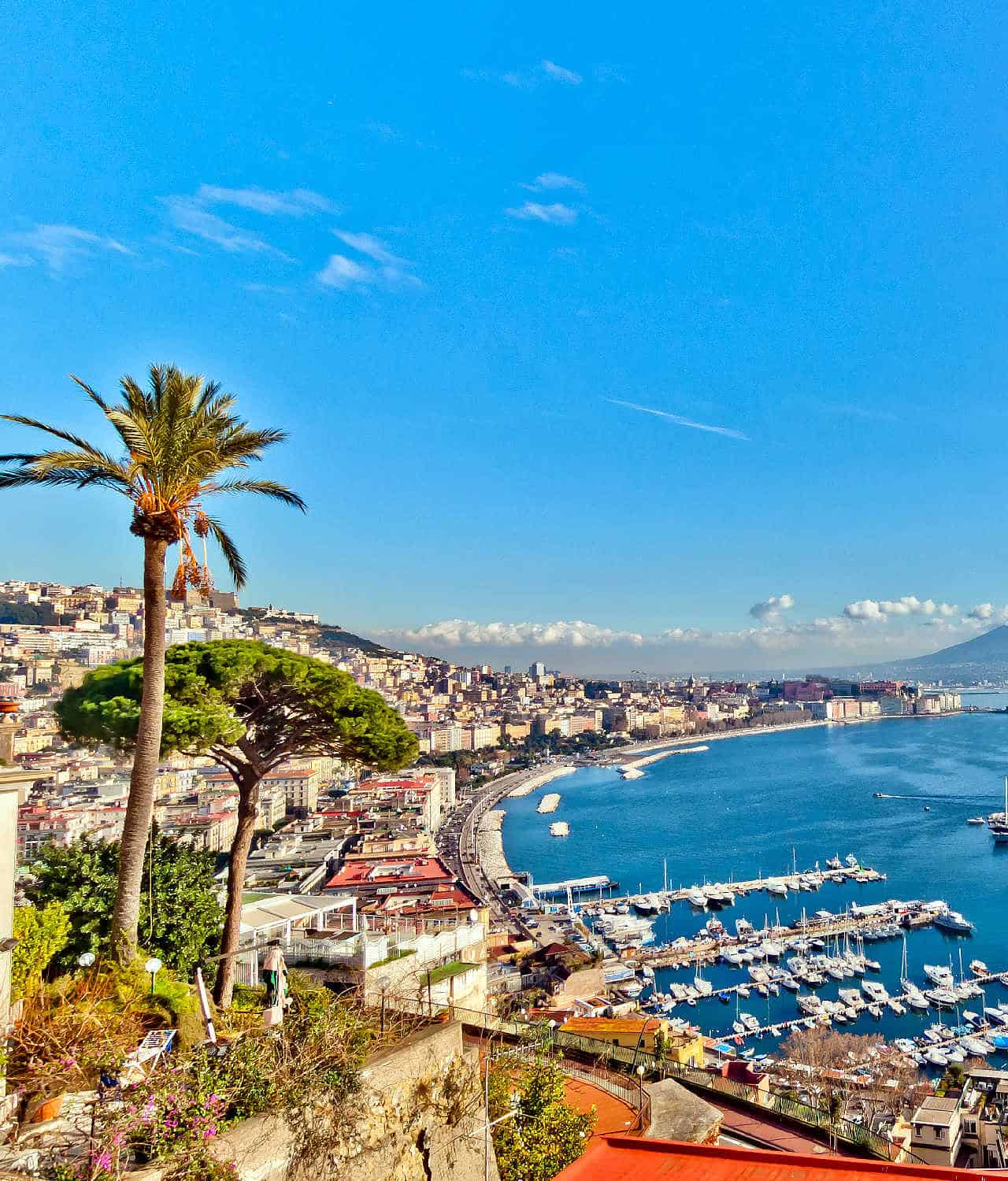 Previsioni meteo a Napoli: tempo variabile con piogge occasionali