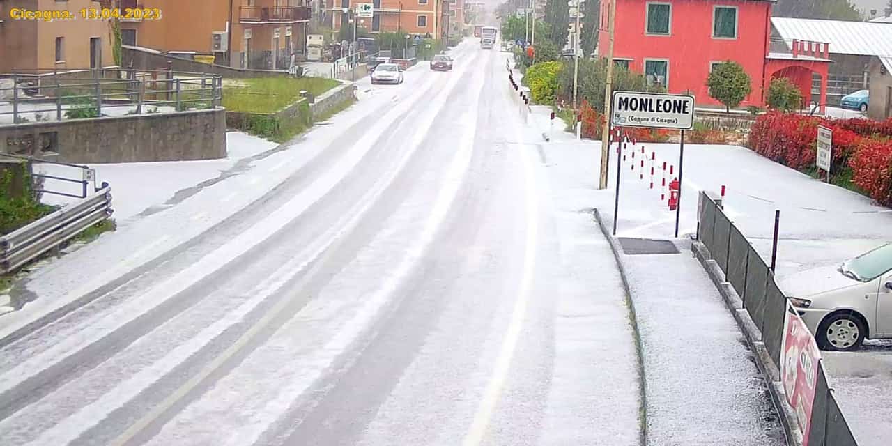 Meteo: violenta grandinata si abbatte su Genova, tutto bianco come neve
