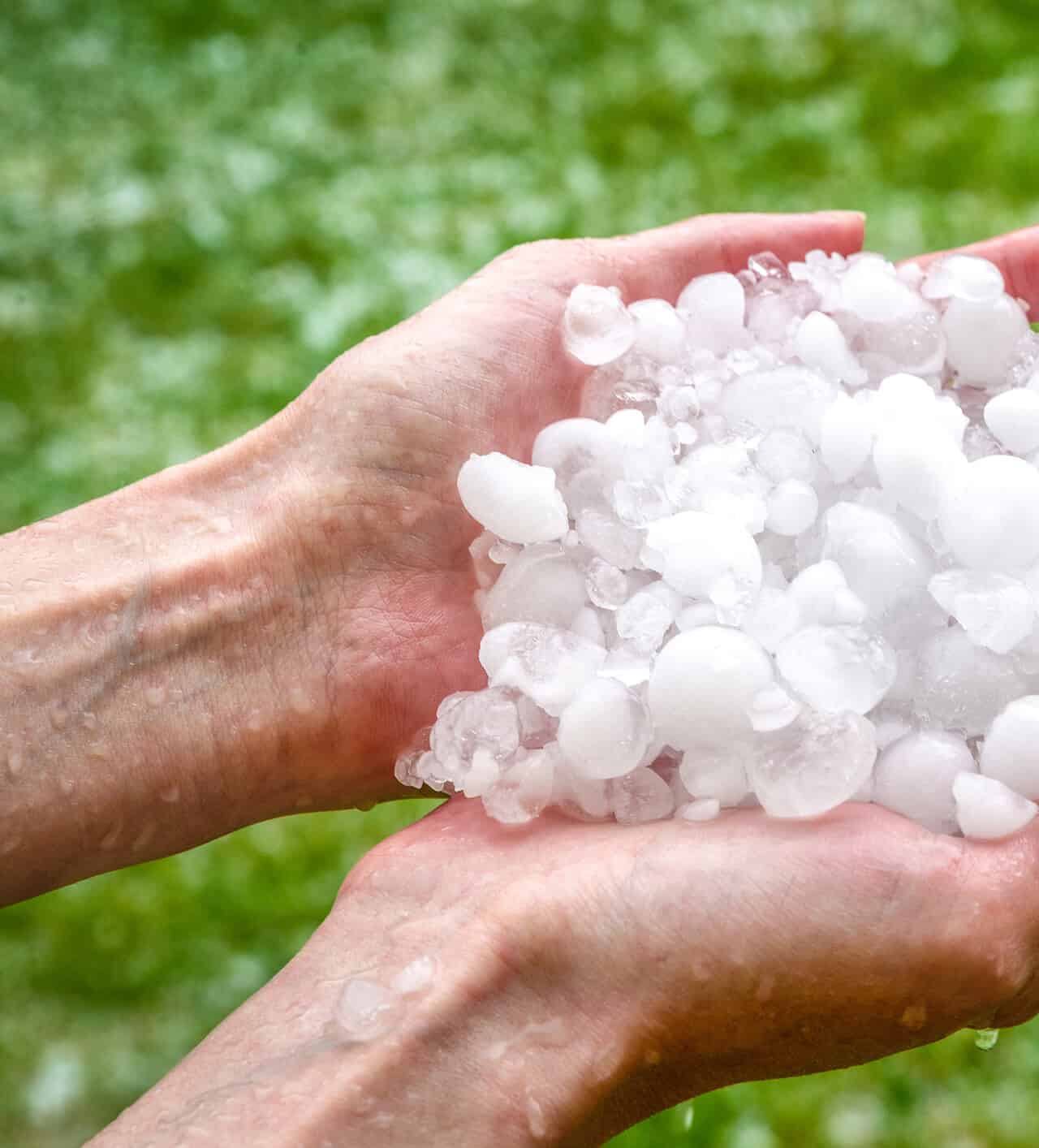 Meteo Nord Italia, arriva la grandine di grosse dimensioni