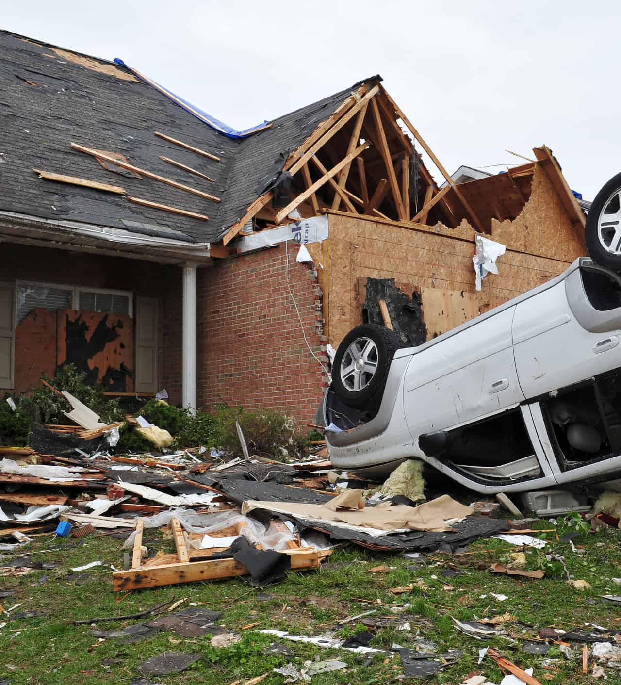 Allarme meteo grave negli USA: devastanti tornado, vittime, danni, evacuazioni