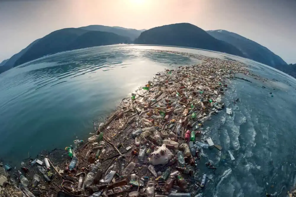 Un’isola di plastica anche nelle acque italiane: ecco dove si trova