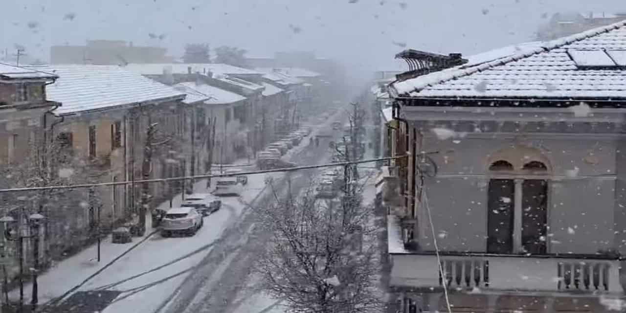 Meteo: fitte nevicate a quote collinari in Appennino