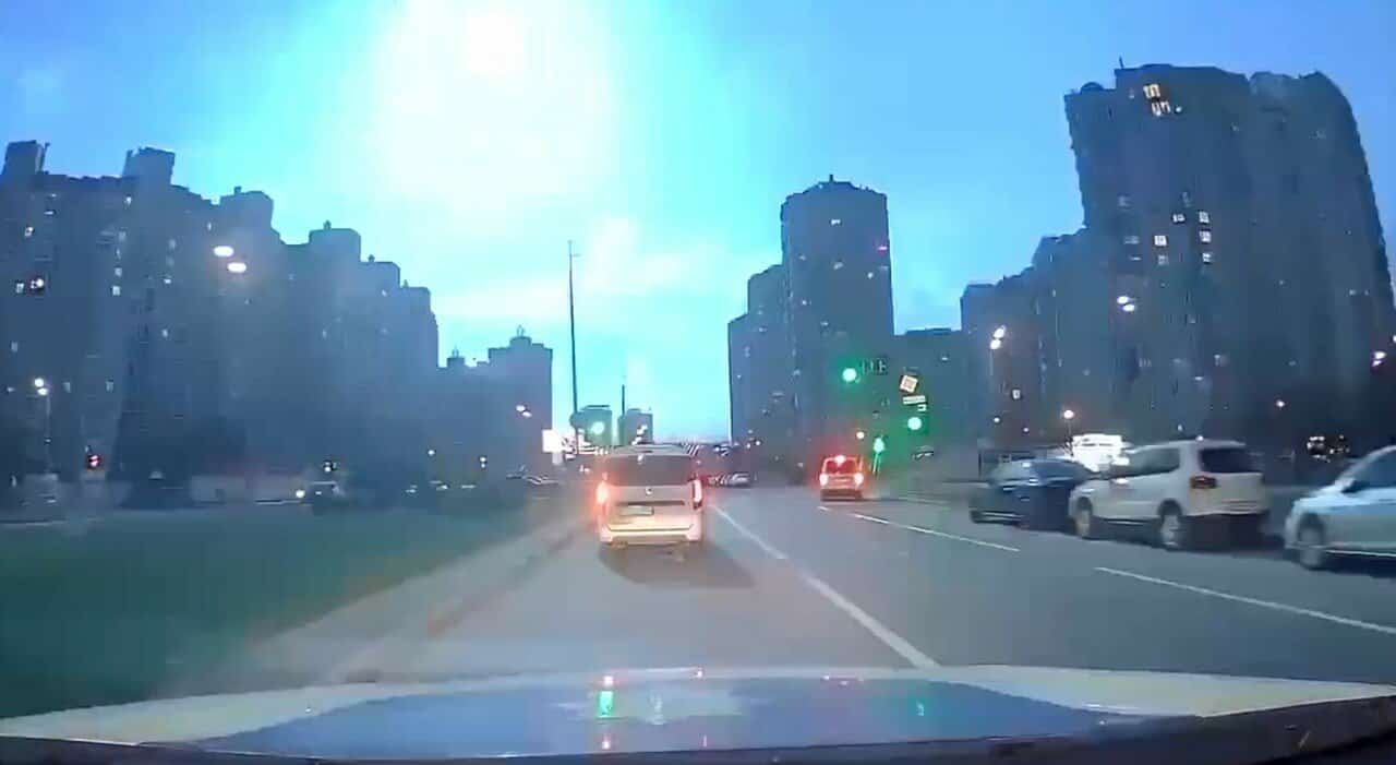 Kiev, è giallo: enorme bagliore illumina a giorno la notte. Mistero su evento