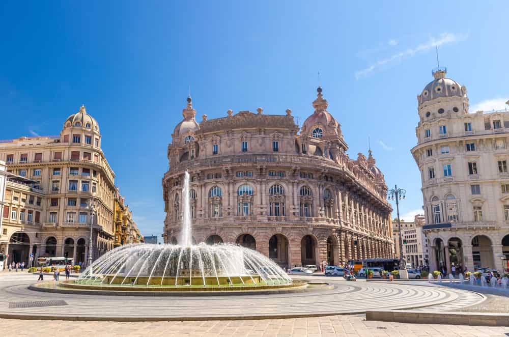 Genova sfonda nel sostenibile più estremo: “mezzi pubblici gratuiti” ma con un patto
