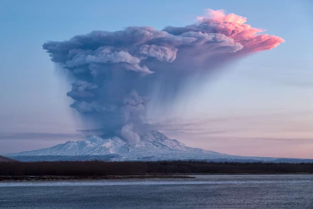 Vulcano Shiveluch, l’eruzione e la super nube. Cosa sta succedendo in Kamchatka
