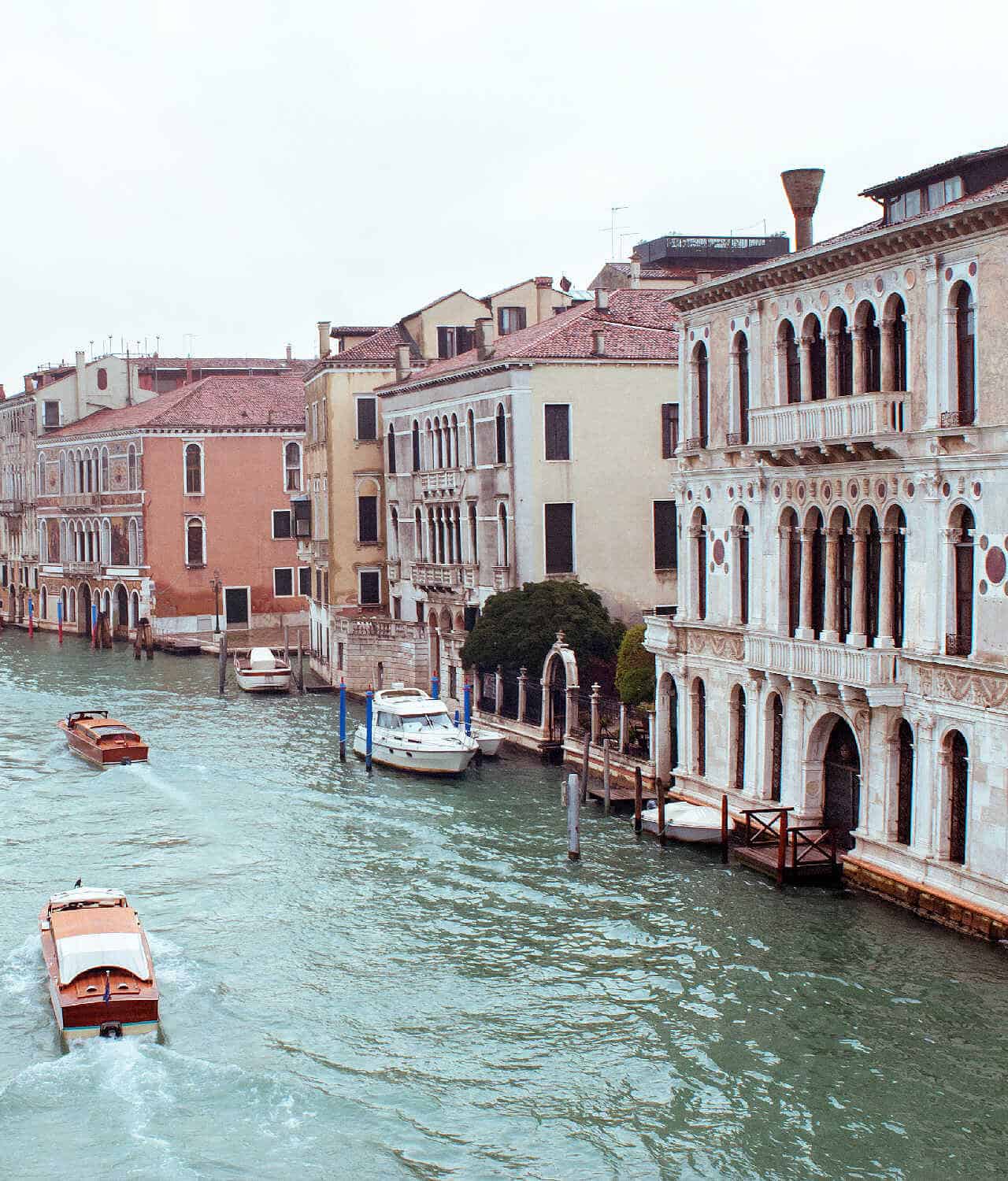 Meteo Venezia: Settimana Variabile, Rovesci e Vento in Arrivo