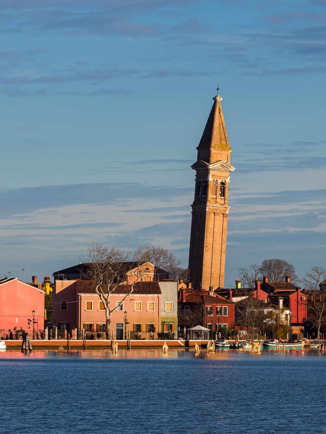 Il Misterioso Campanile Inclinato dell’Italia: Una Fiaba di Pietra