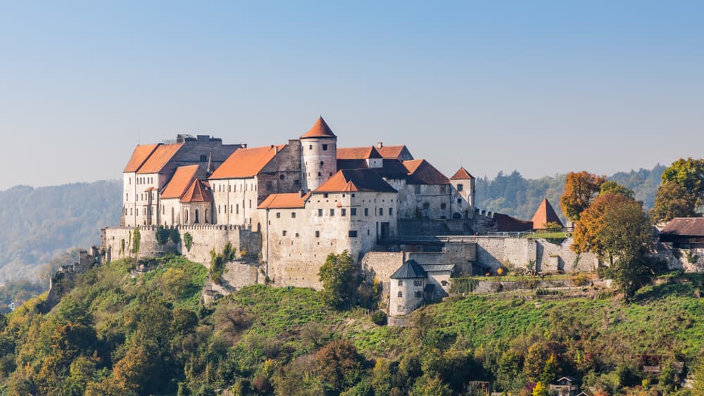 Il Castello più lungo del mondo a due passi dall’Italia: un viaggio nella magia dei castelli