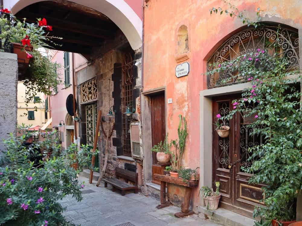 Il borgo incantato: passeggiando a picco sul mare, glicini e bouganville in un'atmosfera affascinante