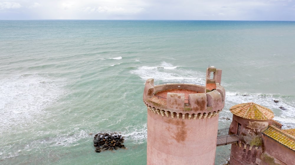 Affascinante e Misterioso Castello che si affaccia sul mare: si trova in Italia, scopriamo dove
