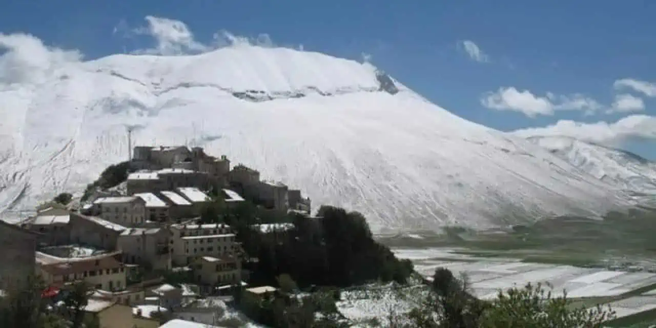 Lo scenario dalle parvenze invernali del 31 Maggio 2013 del borgo di Castelluccio di Norcia, con sullo sfondo il Monte Vettore