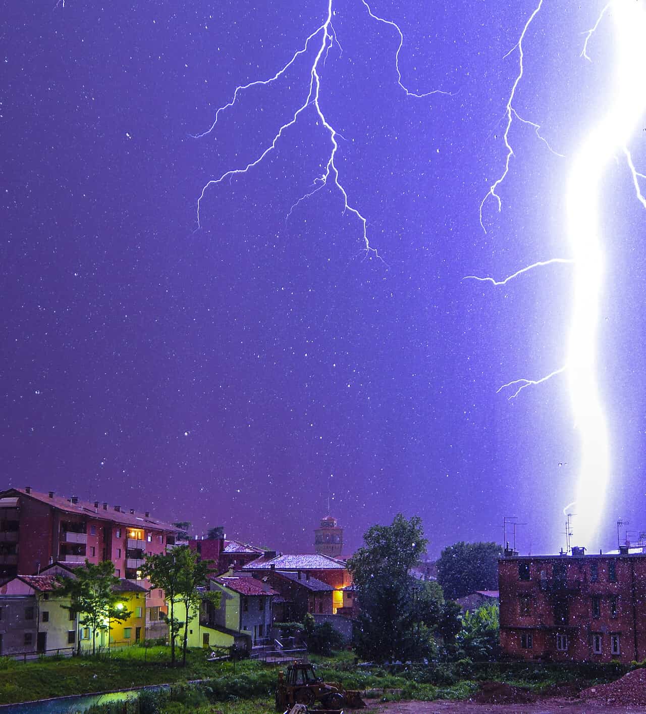 Meteo con rari temporali da est sulla Francia, alluvioni in Tunisia centrale