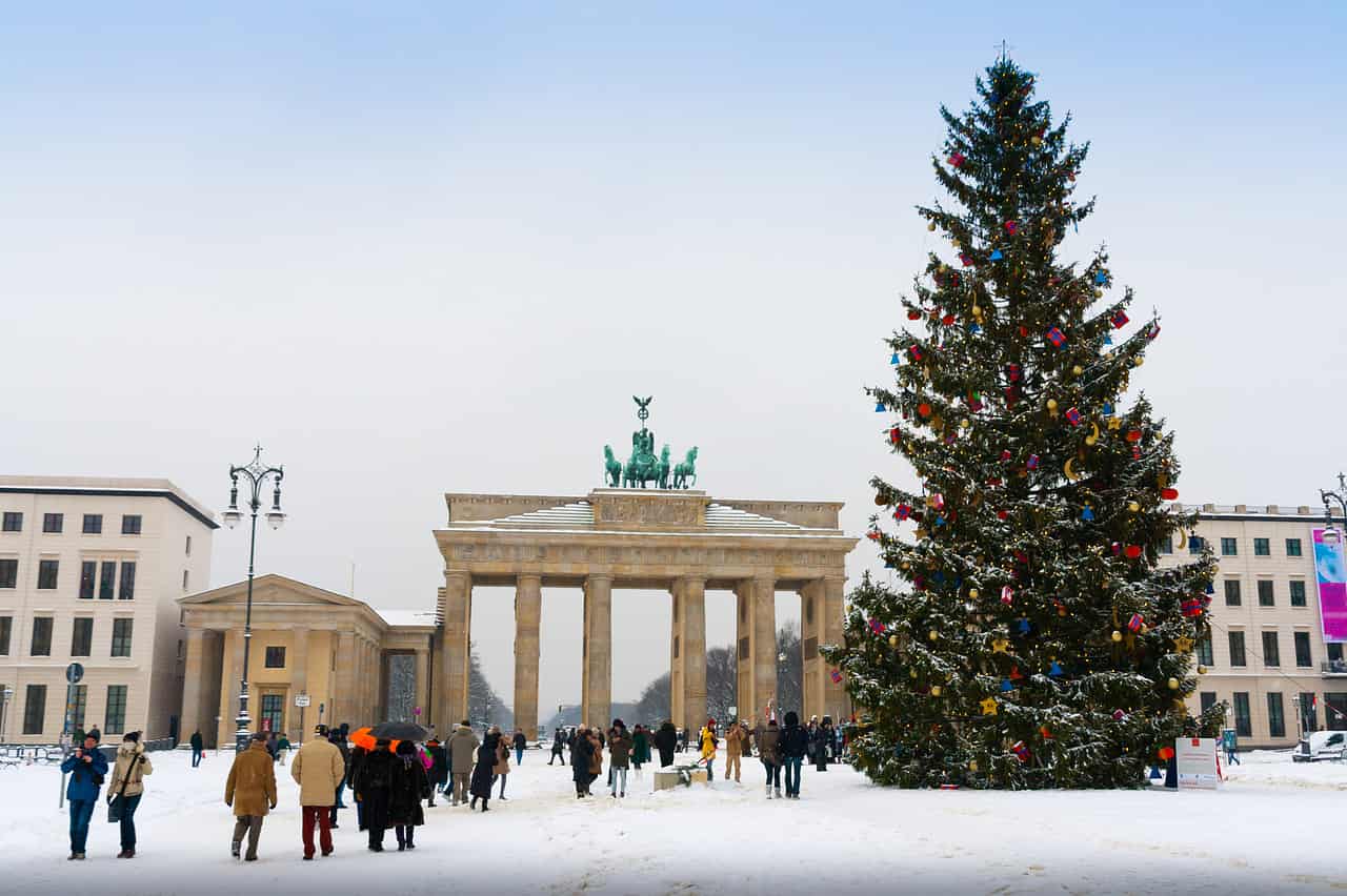 Porta di Brandenburgo a Berlino sotto la neve. Immagine invernale.