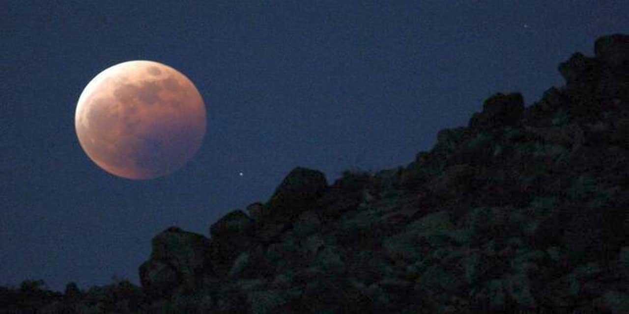 Eclissi di Luna oggi 5 Maggio, ecco quando ammirarla
