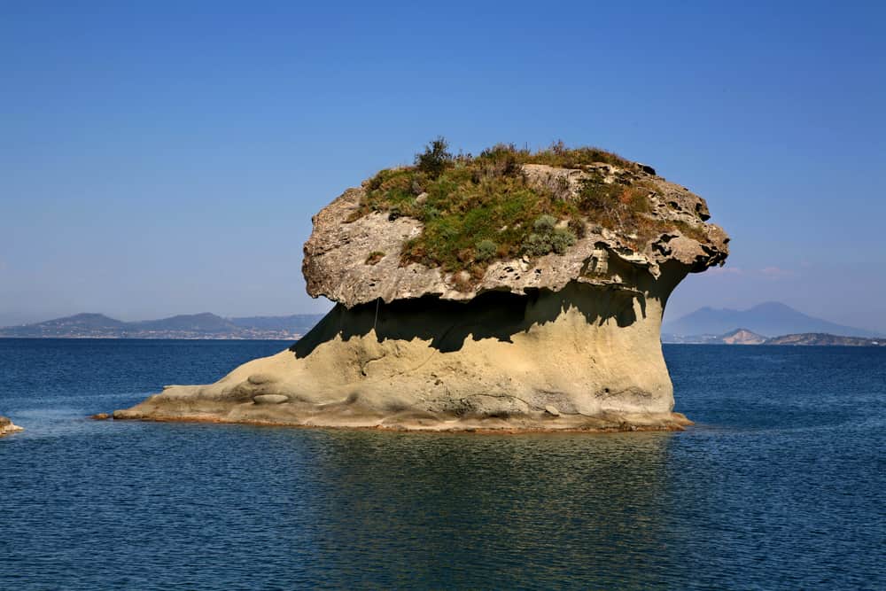 Un gioiello nascosto nel Mar Tirreno: l'incanto di un'isoletta fungiforme - Scopriamo dove si trova