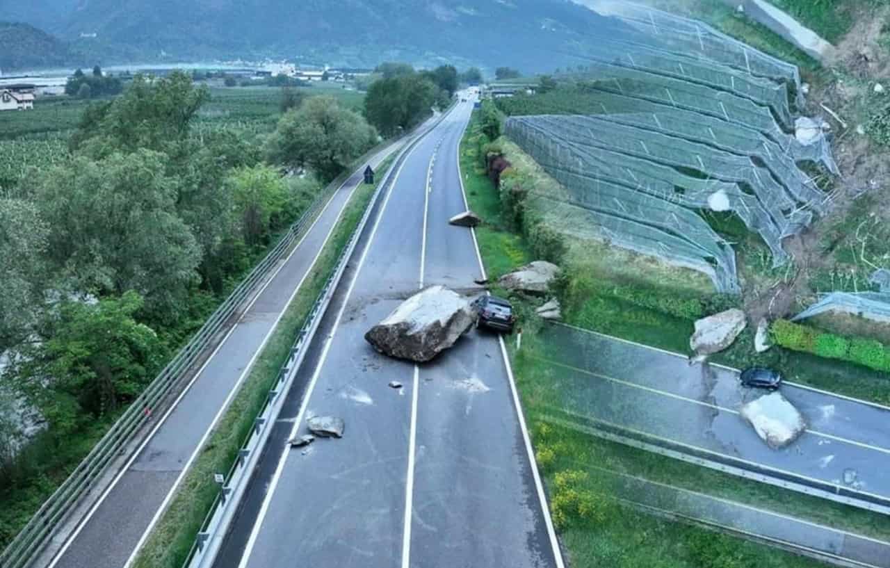 Meteo: il maltempo non molla, gigantesco macigno precipita in strada