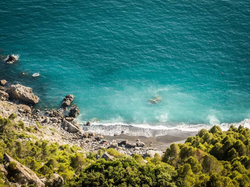 Un Percorso Inedito Verso una Spiaggia Nascosta