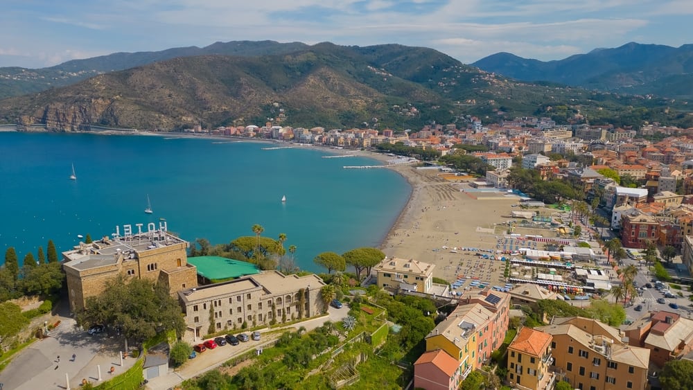 Le spiagge più affascinanti della Liguria tra Ponente e Levante 3 shutterstock 2294164099