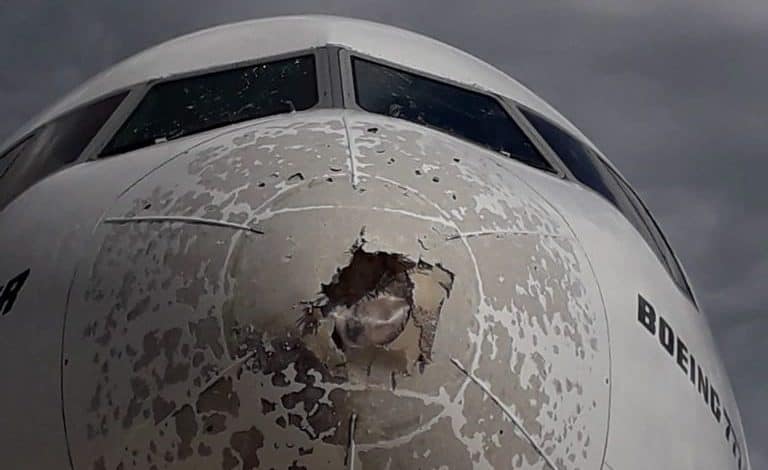 Grandine grossa, tempeste. Aereo bersagliato dalla grandinata