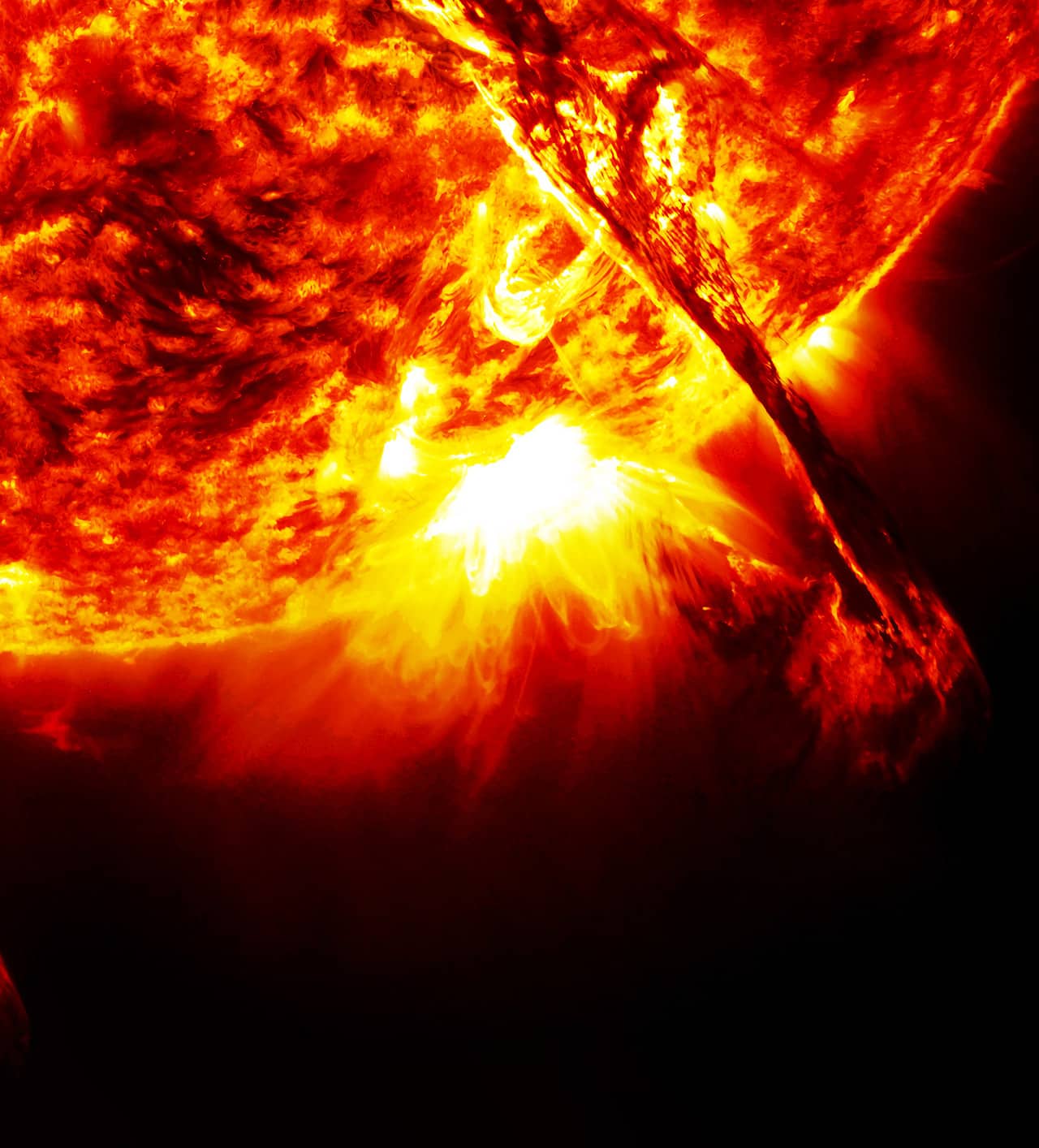 Eruzione di una moderata e potente brillanza solare M6.8 dal lembo NE del Sole