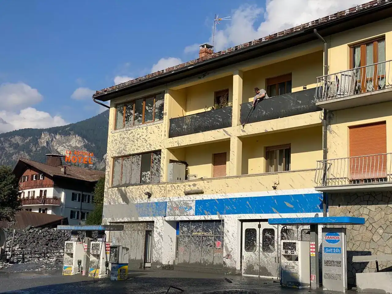 Meteo: il relax di Ferragosto devastato da un micidiale temporale. Dispersi e danni in Piemonte