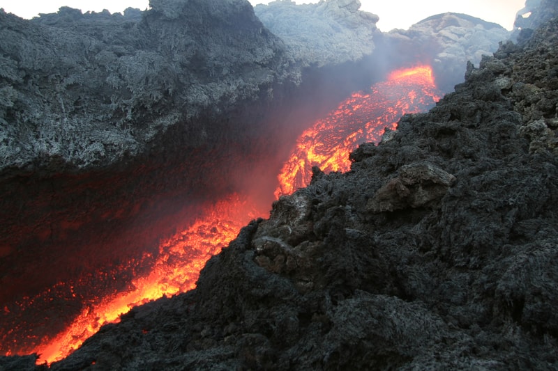 Esplosioni vulcaniane presso Anak Krakatau, in Indonesia
