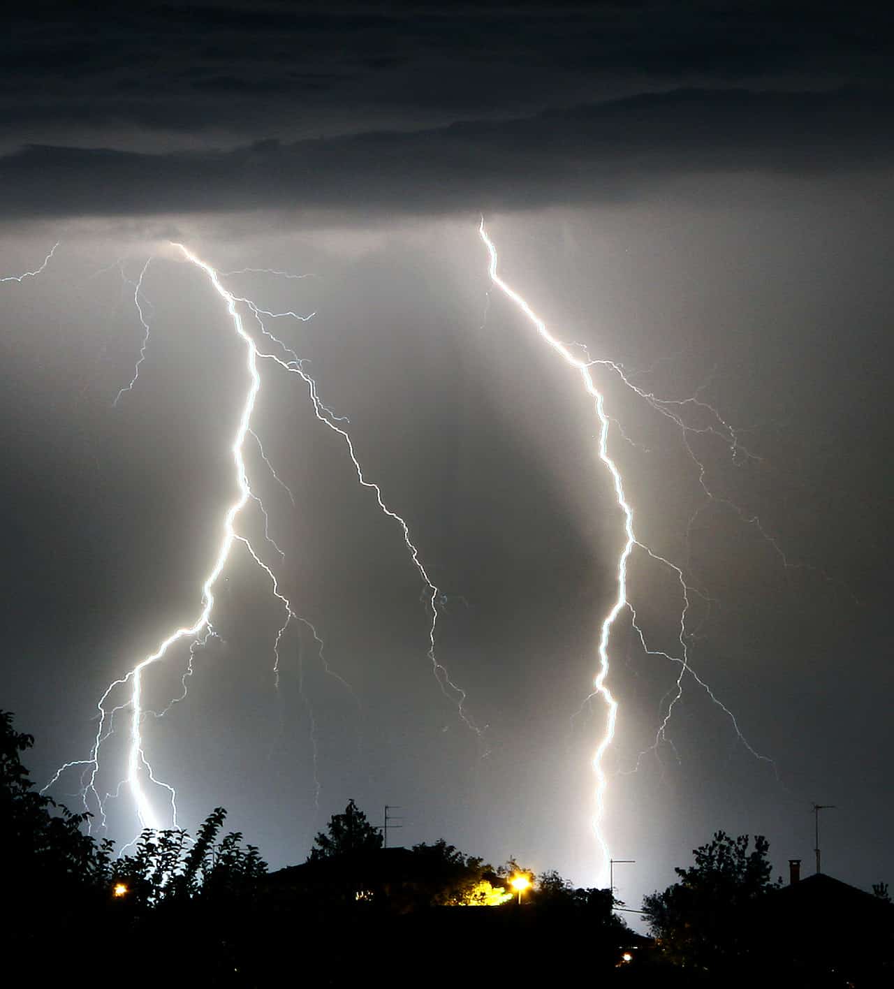 Incredibile tempesta di fulmini in Nord America incendia una Chiesa