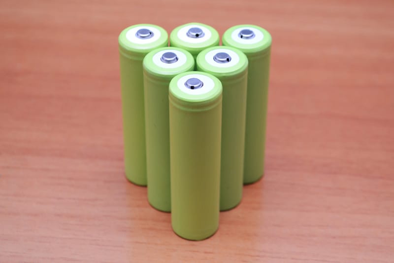 Scienziati Giapponesi Creano una Nuova Batteria Ricaricabile Completamente Solida