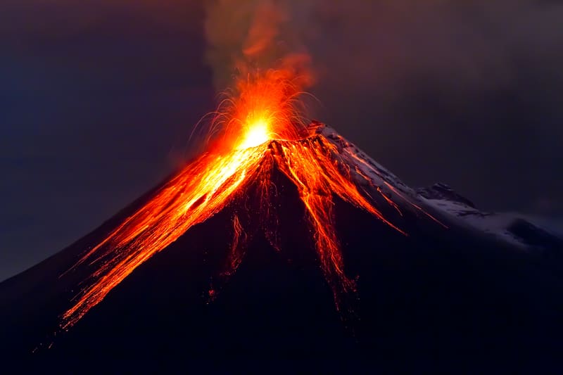 Livello di allerta per vulcano in Alaska aumentato a causa di crescente instabilità