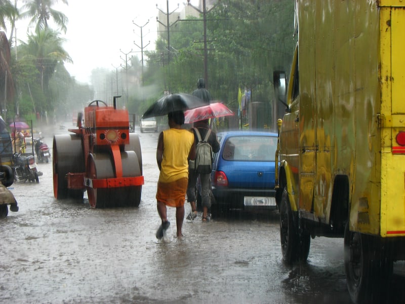 Inondazioni catastrofiche in India: veicoli, ponti e edifici travolti in Himachal Pradesh e Uttarakhand