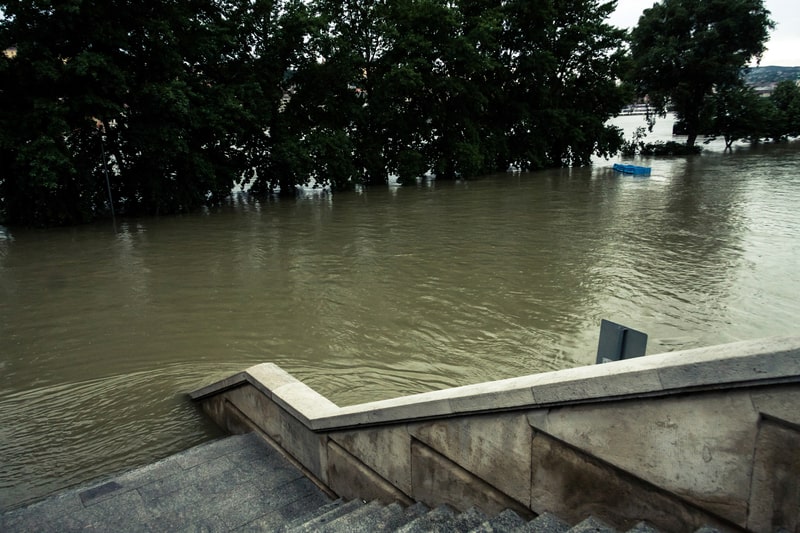 Alluvione a New York, voragini lungo le strade